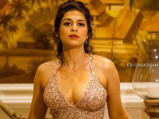 Scintillating Pictures Of Shraddha Das In Sparkling Outfit